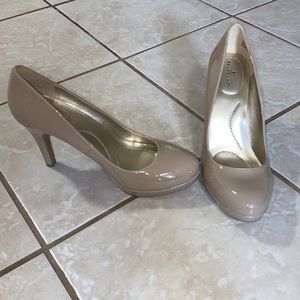 Like New Bandolino Nude heels